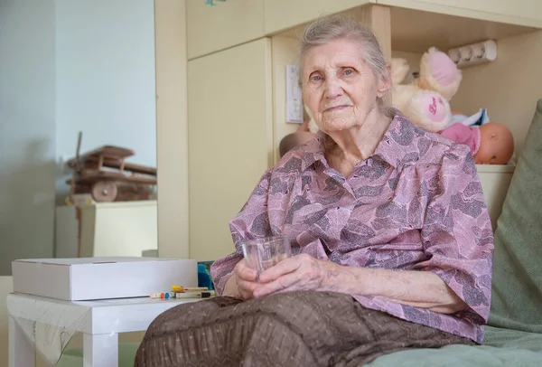 Portret Starszej Kobiety Babcia Siedzi Krześle Strzał Bliska Zmarszczki Starej — Zdjęcie stockowe