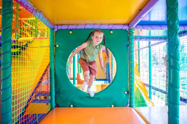 Menina Bonito Joga Área Jogo Fundo — Fotografia de Stock