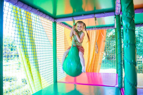 Menina Bonito Joga Área Jogo Fundo — Fotografia de Stock