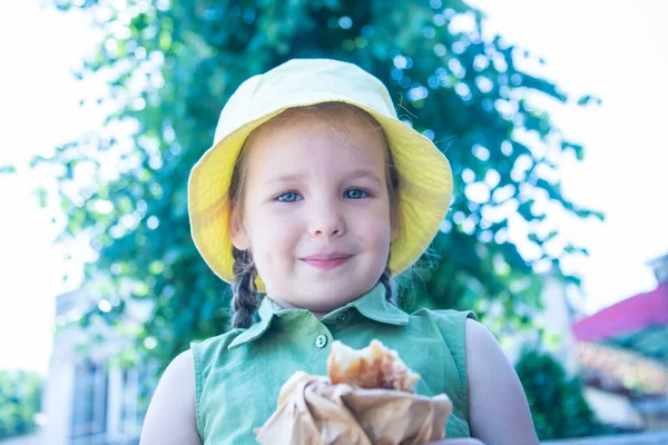 Happy Little Girl Żółtym Kapeluszu Panama Portret Dziecka Dziewczyna Uśmiechnięta — Zdjęcie stockowe