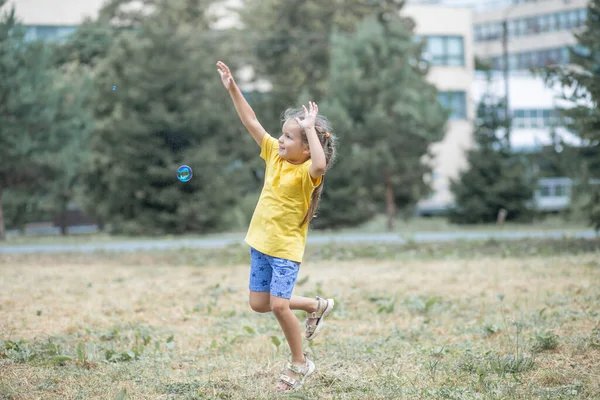 Ein Glückliches Mädchen Fängt Große Seifenblasen Ein Kind Spielt Auf — Stockfoto