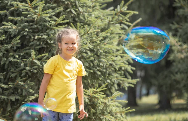 Uma Menina Feliz Pega Grandes Bolhas Sabão Uma Criança Brinca — Fotografia de Stock