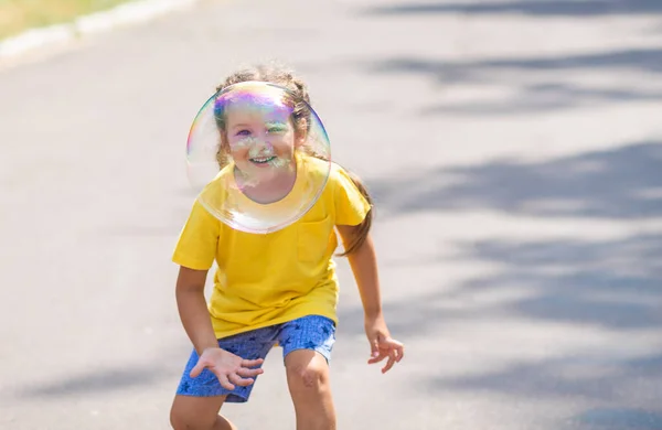 Ένα Χαρούμενο Κορίτσι Πιάνει Μεγάλες Σαπουνόφουσκες Ένα Παιδί Παίζει Στο — Φωτογραφία Αρχείου