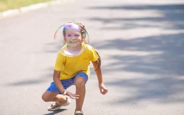 Een Gelukkig Meisje Vangt Grote Zeepbellen Een Kind Speelt Straat — Stockfoto