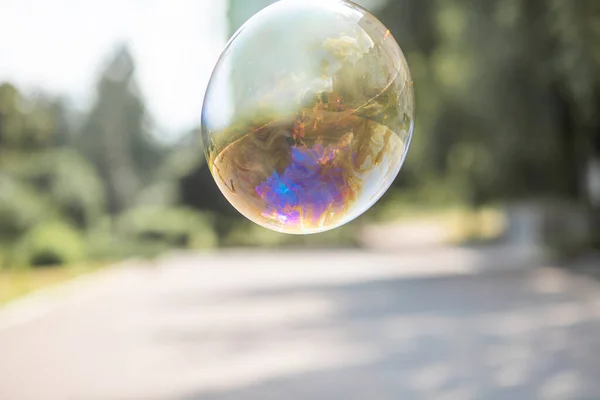 Una Ragazza Felice Cattura Grandi Bolle Sapone Bambino Gioca Strada — Foto Stock