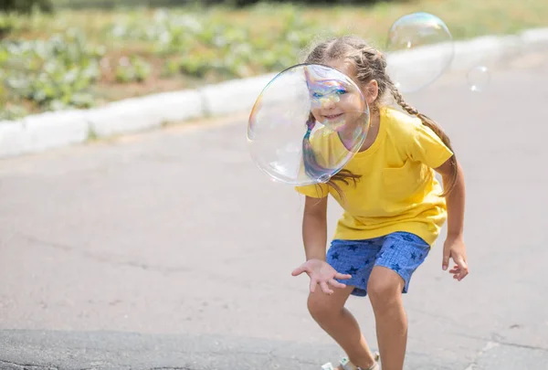 Uma Menina Feliz Pega Grandes Bolhas Sabão Uma Criança Brinca — Fotografia de Stock