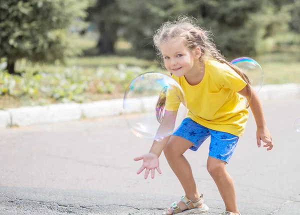 Uma Menina Feliz Pega Grandes Bolhas Sabão Uma Criança Brinca — Fotografia de Stock