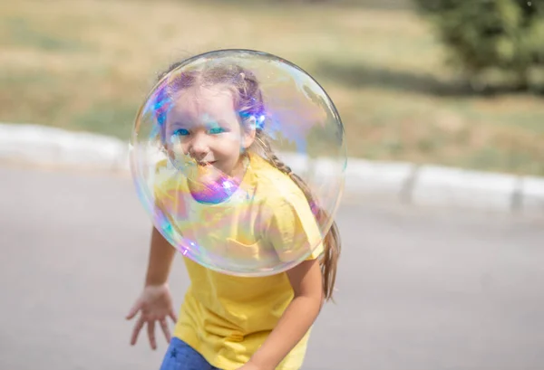 Una Chica Feliz Atrapa Grandes Burbujas Jabón Niño Juega Calle — Foto de Stock