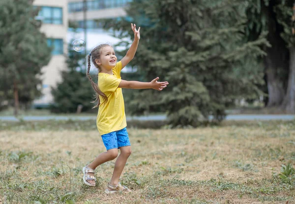 Uma Menina Feliz Pega Grandes Bolhas Sabão Uma Criança Brinca — Fotografia de Stock