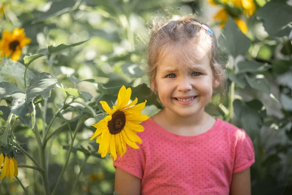 Pequena Menina Feliz Uma Camiseta Rosa Entre Girassóis Flores Amarelas — Fotografia de Stock