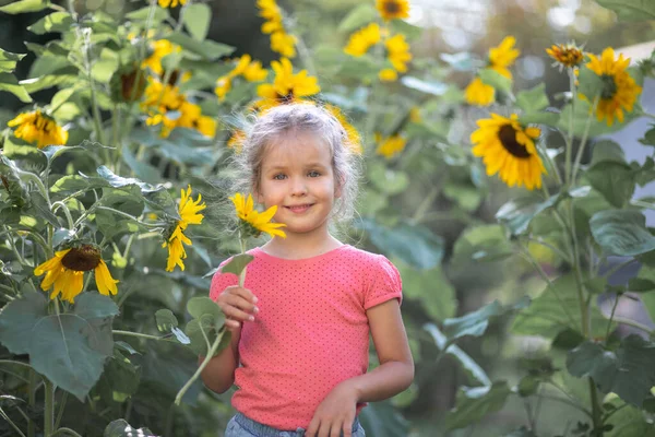 Pequena Menina Feliz Uma Camiseta Rosa Entre Girassóis Flores Amarelas — Fotografia de Stock