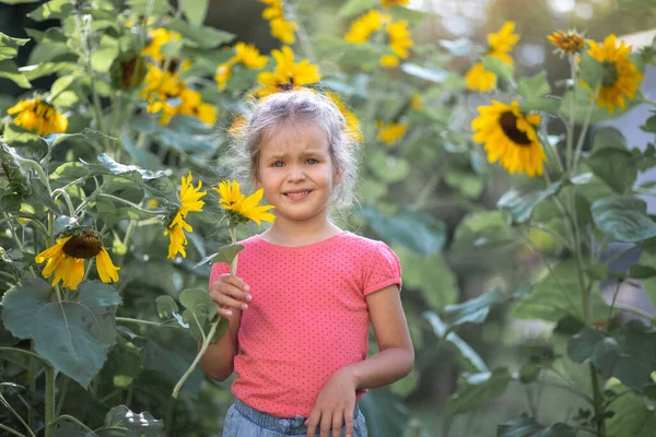 Pequena Menina Feliz Uma Camiseta Rosa Entre Girassóis Flores Amarelas — Fotografia de Stock