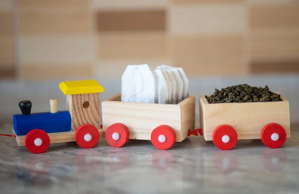 Gyermekjáték Gőzmozdony Kocsikkal Szállít Teát Zsákokban Levelekben Koncepció Ötlet Teaivás — Stock Fotó
