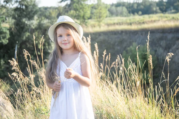 Menina Vestido Branco Com Chapéu Campo — Fotografia de Stock