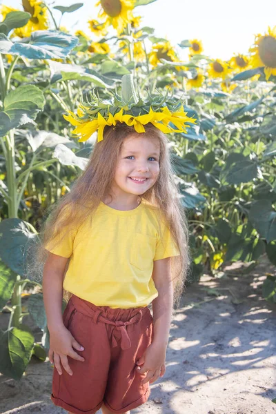 Pequena Menina Feliz Uma Camiseta Rosa Entre Girassóis Flores Amarelas — Fotografia de Stock