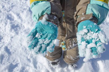 Mavi eldivenli çocuk elleri, eldivenlere yığılmış kar, kış, kızların teknelerinde don, kartopu, kış eğlencesi, kışın oyun oynayan çocuk..