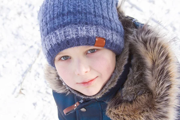 Portretul Unui Băiat Chipeș Aproape Haine Iarnă Ochi Expresivi Obraji — Fotografie, imagine de stoc