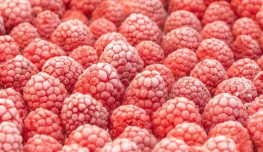 Arka planda donmuş kırmızı ahududular, kapatın.