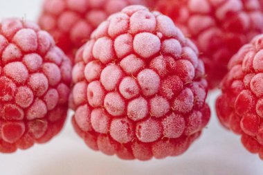 Arka planda donmuş kırmızı ahududular, kapatın.