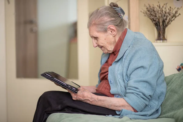 Starsza Kobieta Rozmawia Przez Tablet Nowoczesna Babcia Srebrny Surfer Siedzi — Zdjęcie stockowe