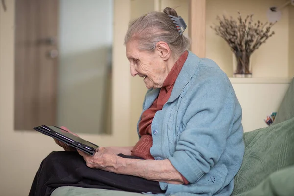 Older Woman Talking Tablet Modern Grandmother Silver Surfer Sitting Home — Stock Photo, Image