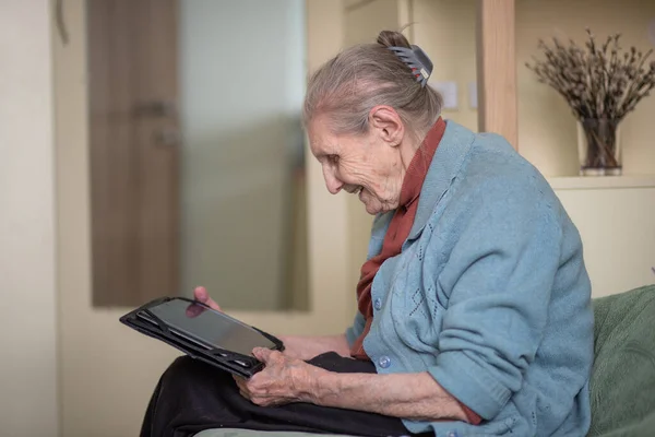 Older Woman Talking Tablet Modern Grandmother Silver Surfer Sitting Home — Stock Photo, Image