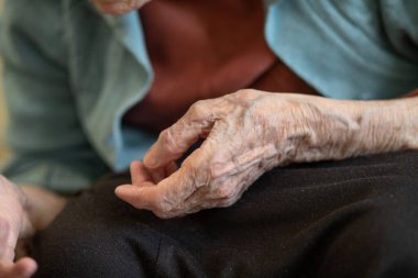 Büyükannenin elleri kırış kırış, bir emeklinin yaşlı elleri, deride damarlar, bir kadında yaşlılık..