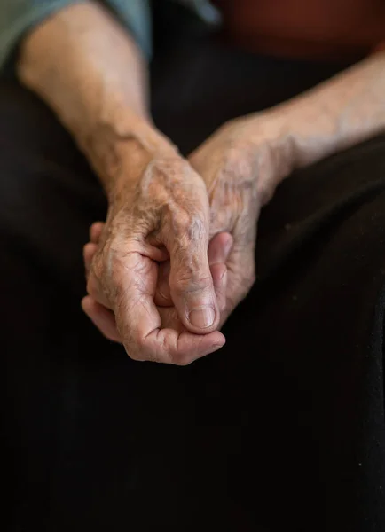 Mormors Händer Rynkiga Gamla Händer Pensionär Ådror Huden Ålderdom Kvinna — Stockfoto