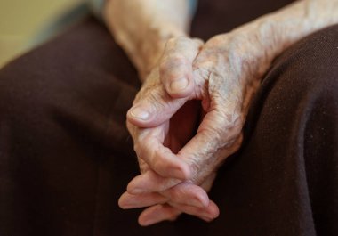 Büyükannenin elleri kırış kırış, bir emeklinin yaşlı elleri, deride damarlar, bir kadında yaşlılık..