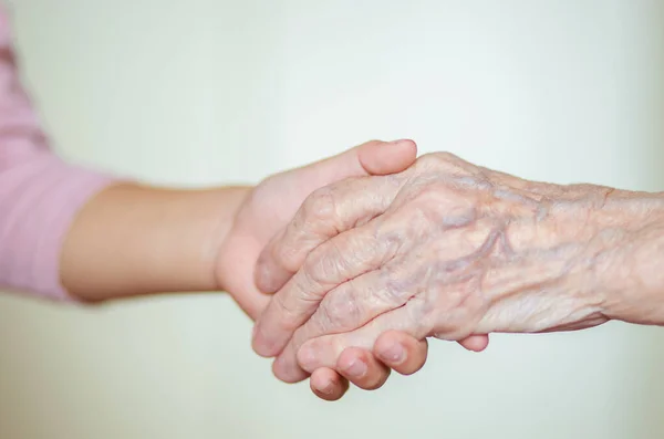 Mãos Criança Nas Mãos Avó Velha Pele Acastanhada Mulher Idosa — Fotografia de Stock