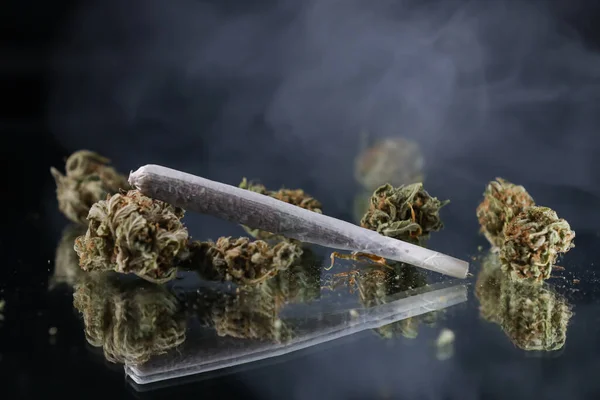 Cannabis Gren Och Joint Röken Svart Bakgrund Marijuana Legalisering Medicinsk — Stockfoto