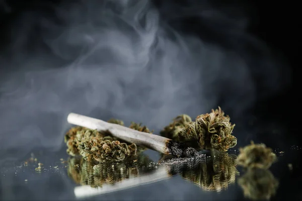 Cannabis Gren Och Joint Röken Svart Bakgrund Marijuana Legalisering Medicinsk — Stockfoto