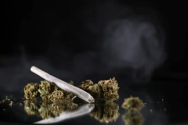 Cannabis Gren Och Joint Röken Svart Bakgrund Marijuana Legalisering Medicinsk — Stockfoto