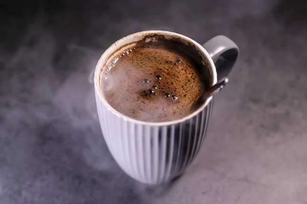 Verse Zwarte Koffiekop Gestoomd Een Donkere Tafel Goedemorgen Espresso — Stockfoto