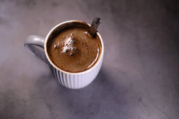 Verse Zwarte Koffiekop Gestoomd Een Donkere Tafel Goedemorgen Espresso — Stockfoto