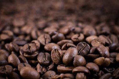 Kahve çekirdekleri bir kahve çekirdeğinin arka planına yakın duruyor. Sabah espresso. Kahve kupası.. 