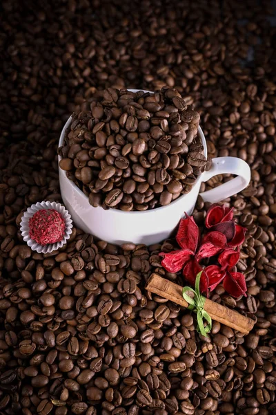 Белая Чашка Полная Кофейных Зерен Фоне Кофейных Зерен Красными Шоколадными — стоковое фото