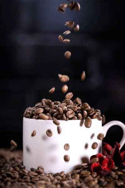 Caindo Grãos Café Uma Caneca Branca Contra Fundo Uma Parede — Fotografia de Stock