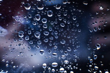 Siyah menekşe arka planda makro su damlaları. Makroda su damlası.