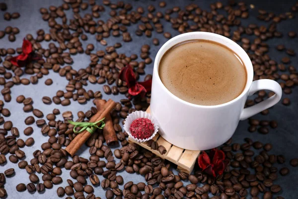 Witte Kop Vol Koffiebonen Close Tegen Donkergrijze Achtergrond Koffiemok Goedemorgen — Stockfoto