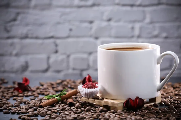 Белая Чашка Полная Кофейных Зерен Красных Цветов Красных Шоколадных Конфет — стоковое фото