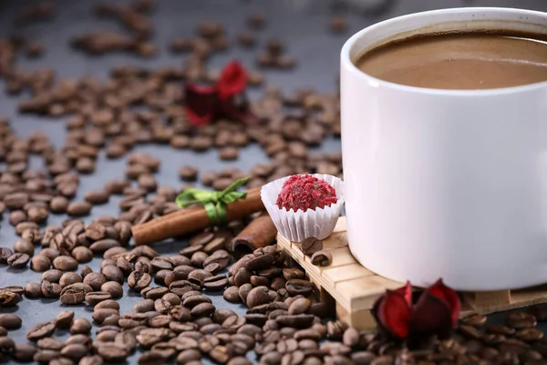 Witte Kop Vol Koffiebonen Close Tegen Donkergrijze Achtergrond Koffiemok Goedemorgen — Stockfoto
