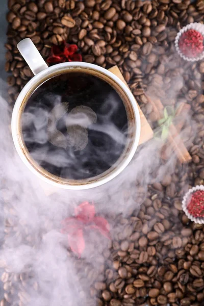 White Cup Full Coffee Beans Coffee Beans Background Red Chocolate — Stock Photo, Image