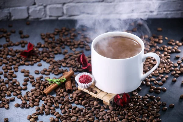 Witte Beker Vol Koffiebonen Rode Bloemen Rode Chocolade Snoep Tegen — Stockfoto