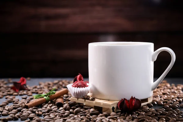 Белая Чашка Полная Кофейных Зерен Красных Цветов Красных Шоколадных Конфет — стоковое фото