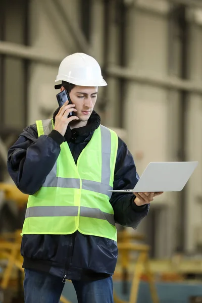 Retrato Homem Engenheiro Fábrica Roupas Trabalho Segurando Laptop Telefone Controlando — Fotografia de Stock