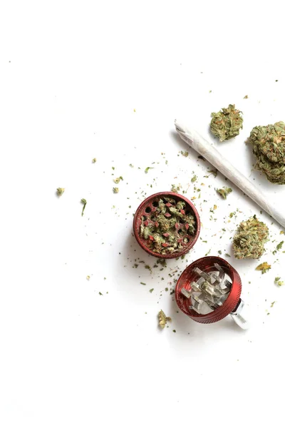 Flache Lageansicht Eines Cannabis Zweiges Joint Und Roter Schleifer Isoliert — Stockfoto