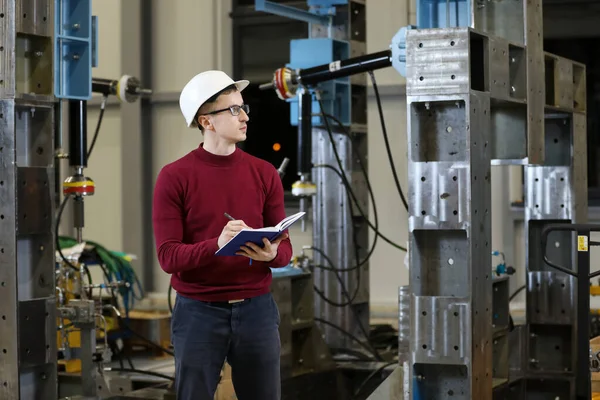 Porträt Eines Männlichen Werksleiters Mit Weißem Hut Und Rotem Pullover — Stockfoto