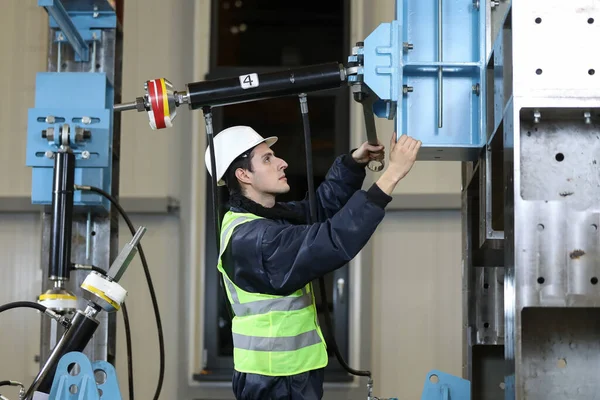 Retrato Homem Caucasiano Engenheiro Fábrica Roupas Trabalho Controlando Processo Trabalho — Fotografia de Stock