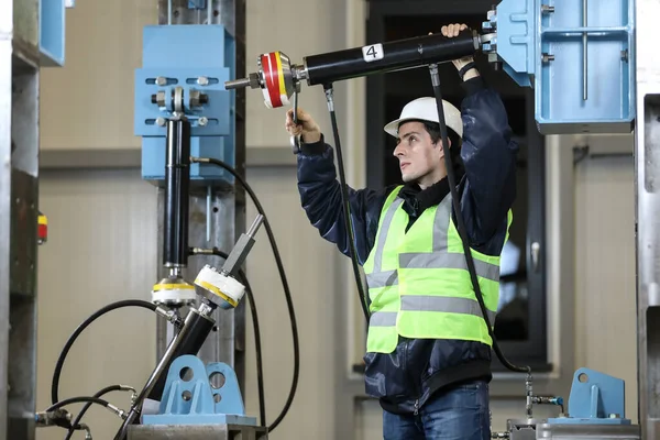 Retrato Hombre Caucásico Ingeniero Fábrica Ropa Trabajo Que Controla Proceso —  Fotos de Stock